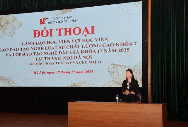 Lãnh đạo Học viện Tư pháp đối thoại với học viên Lớp đào tạo nghề luật sư chất lượng cao khóa 7 và Lớp đào tạo nghề đấu giá khóa 17 tại Hà Nội